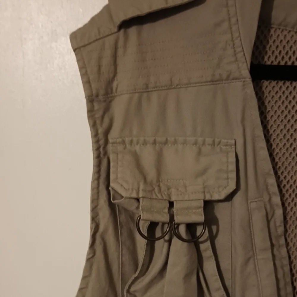 Vintage Banana Republic 1980's Men's Multi-Pocket Fishing/Utility Vest in Khaki